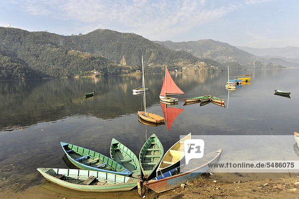 Ruderboote  Blick auf den Phewa-See  Pokhara  Nepal  Asien