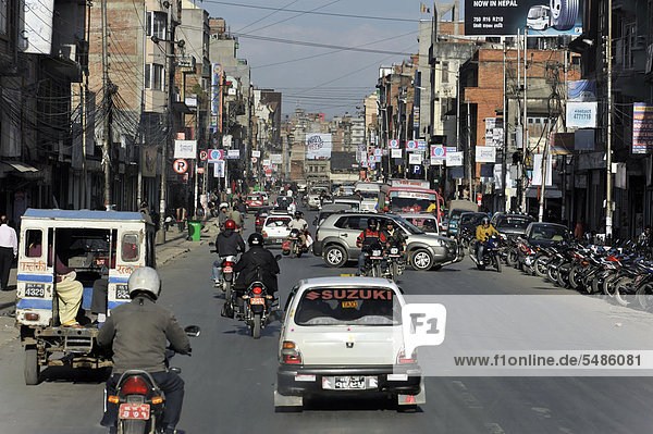 Straßenverkehr  Hauptstraße  Pokhara  Nepal  Asien