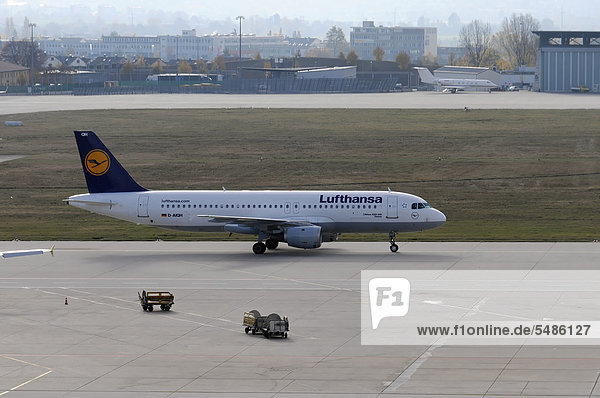 Lufthansa D-AIQH Airbus A320-200 Dessau kurz nach der Landung  Flughafen Stuttgart  Stuttgart  Baden-Württemberg  Deutschland  Europa