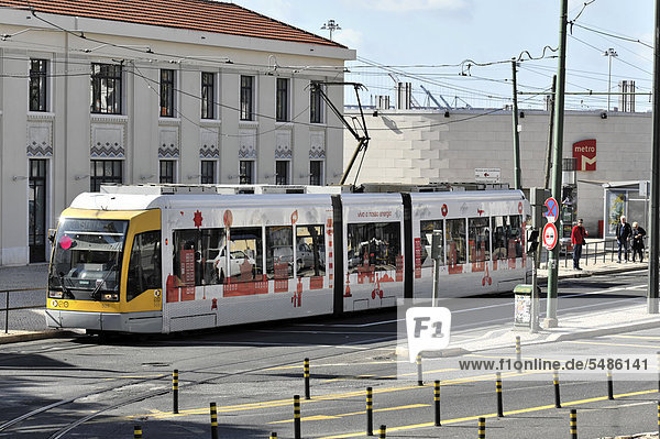 Moderne Straßenbahn Linie 15  Innenstadt  Zentrum  Lissabon  Lisboa  Portugal  Europa