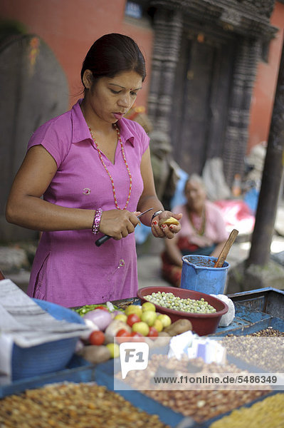 Verkäuferin an einem Gewürz-Stand in Kathmandu  Bagmati  Nepal  Südasien
