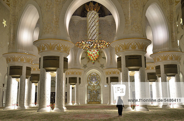 Verschleierte Frau in der Gebetshalle der Sheikh Zayed-Moschee  Abu Dhabi  Vereinigte Arabische Emirate  Arabische Halbinsel  Asien
