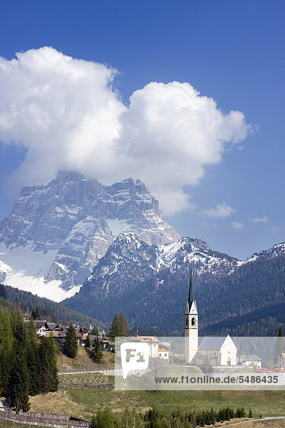 Kirche von Selva di Cadore und Monte Pelmo Gipfel  Colle Santa Lucia  Dolomiten  Italien  Europa
