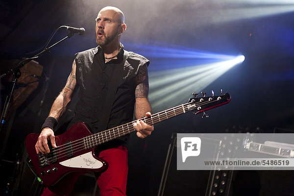 Bassist Glenn Five Gyorffy von der kanadischen Heavy Metalband Anvil  live in der Schüür Luzern  Schweiz  Europa