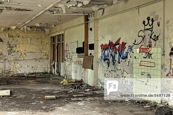 Empty room  graffiti  abandoned factory