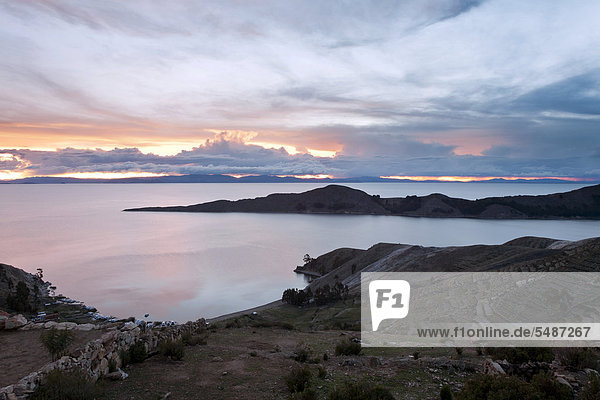 Sonnenuntergang auf der Isla del Sol Sonneninsel über dem Titicacasee in der Nähe der Comunidad Yumani Provinz La Paz Bolivien Südamerika
