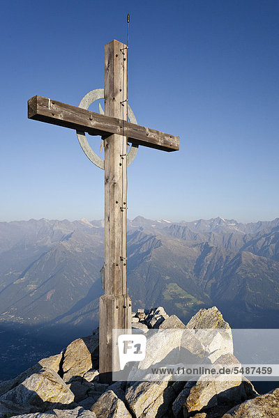 Gipfelkreuz des Ifinger oberhalb von Meran  hinten die Texelgruppe  Meran 2000  Südtirol  Italien  Europa
