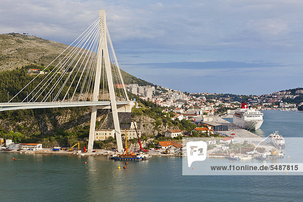 zwischen inmitten mitten überqueren Europa Meer Brücke Fluss Adriatisches Meer Adria Kroatien Dalmatien Ortsteil Dubrovnik