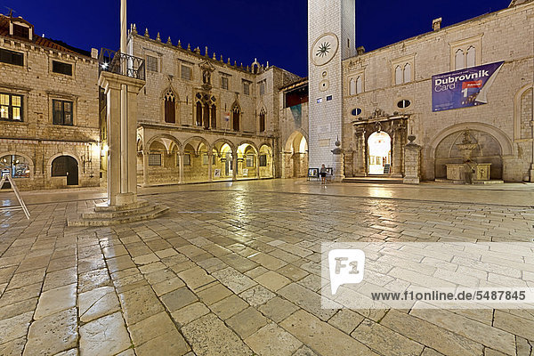Platz in der Altstadt von Dubrovnik  Unesco Weltkulturerbe  hinten der Glockenturm und der Sponza-Palast  Mitteldalmatien  Dalmatien  Adriaküste  Kroatien  Europa  ÖffentlicherGrund