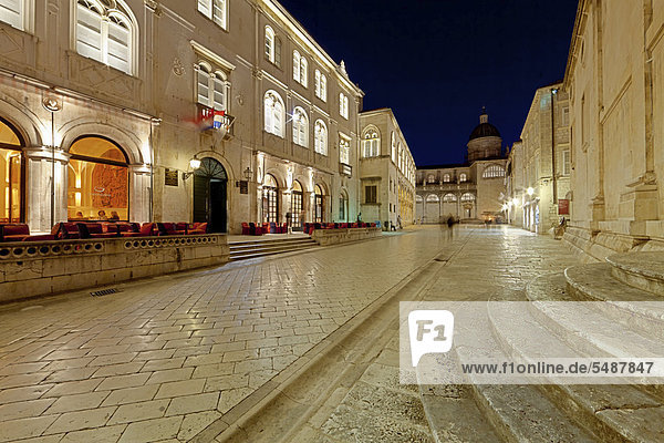 Altstadt von Dubrovnik  Unesco Weltkulturerbe  hinten Arkaden des Rektorenpalastes  Mitteldalmatien  Dalmatien  Adriaküste  Kroatien  Europa  ÖffentlicherGrund