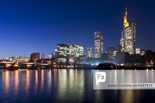 Skyline Skylines Europa Finanzen Frankfurt am Main Ortsteil Abenddämmerung Deutschland Hessen
