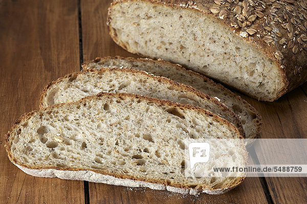 Selbstgebackenes Brot mit Sauerteig und gerösteten Haferflocken - Rezeptdatei vorhanden