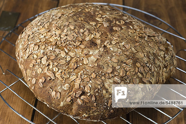 Selbstgebackenes Brot mit Sauerteig und gerösteten Haferflocken - Rezeptdatei vorhanden