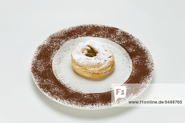 Französisches Gebäck Paris-Brest nach dem gleichnamigen Radrennen Brandteig mit unterschiedlichen Füllungen im Original mit Buttercreme
