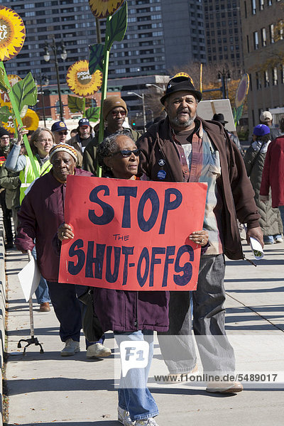 Mitglieder des Sierra Clubs  einer Gemeinwohlrechteorganisation aus Michigan und Occupy Detroit demonstrieren bei DTE Energy und fordern sauberen und bezahlbaren Strom und ein Ende von Abschaltungen für Gas und Stromkunden  Detroit  Michigan  USA