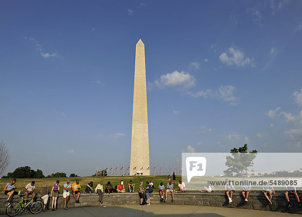 Touristen warten auf Einlass  Washington National Monument  Gedenkstätte  Obelisk  Washington DC  District of Columbia  Vereinigte Staaten von Amerika  USA  ÖffentlicherGrund
