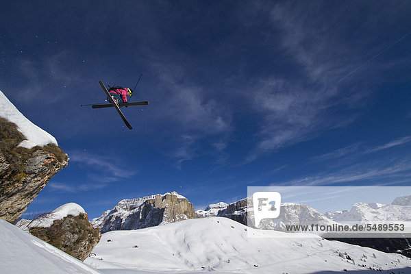 Italien  Sella  Dolomiten  Mann beim Freestyle-Skifahren