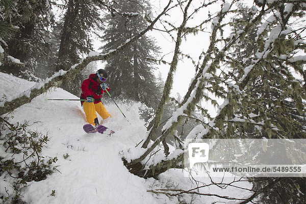 Österreich  Tirol  Hochfilzen  reifer Mann beim Freestyle-Skifahren