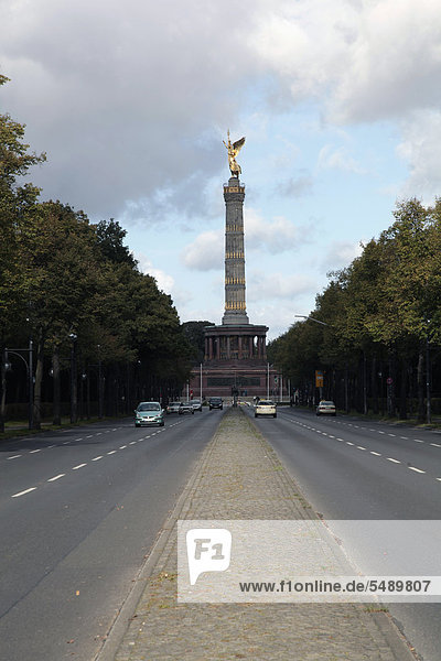 Berlin  Blick auf Engel auf Straße mit Fahrzeugen