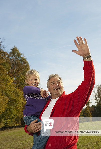 Deutschland  Bayern  Großvater mit Enkelin  lächelnd