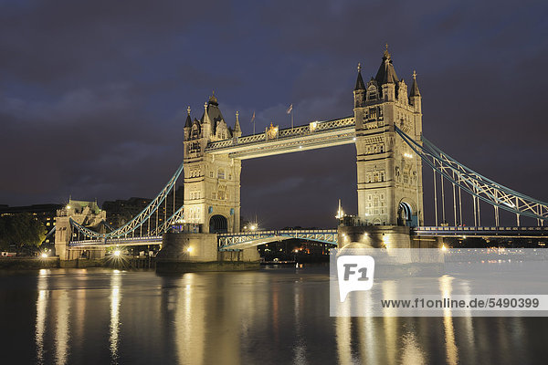 Vereinigtes Königreich  England  London  Blick auf Turmbrücke mit Themse