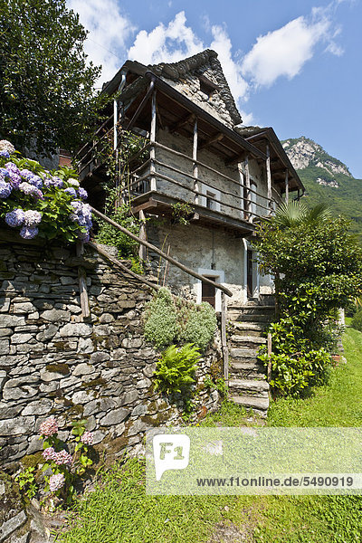 Schweiz  Tessin  Blick auf das typische Steinhaus