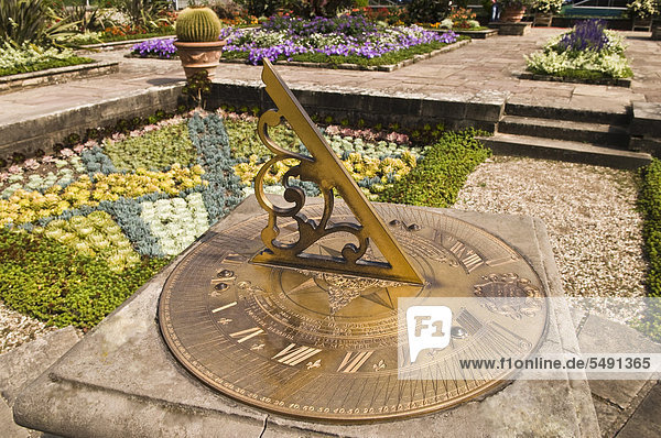 Sundial in the Herrenhausen Gardens  Baroque gardens  established on behalf of Princess Sophie from 1696 to 1714  with Baroque sculptures  Hannover  Lower Saxony  Germany  Europe
