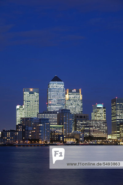 Canary Wharf  Londons Finanzzentrum in Docklands  in der Dämmerung  London  England  Großbritannien  Europa