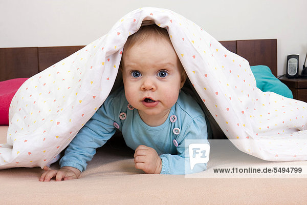 Baby 1 Jahr auf Bett