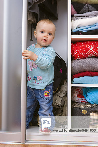 Baby 1 Jahr in einem Schrank