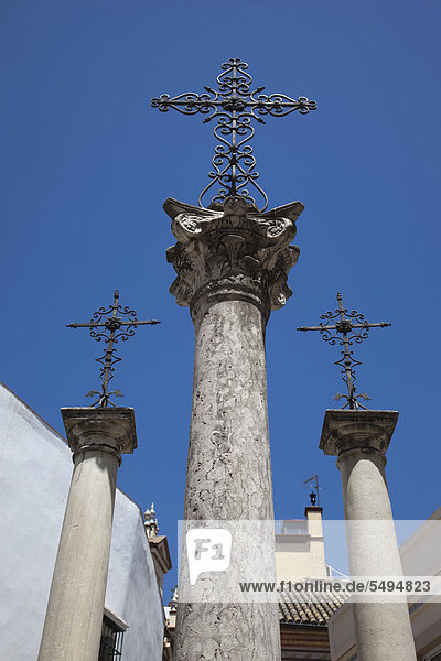 Drei reich-verzierte Metallkreuze auf Säulen im Barrio Santa Cruz  Sevilla  Andalusien  Spanien  Europa