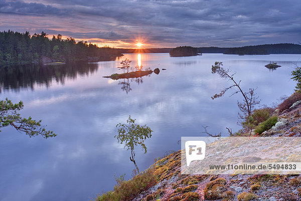 Sonnenuntergang am See Stora Trehörningen Tiveden Nationalpark Schweden Skandinavien Europa