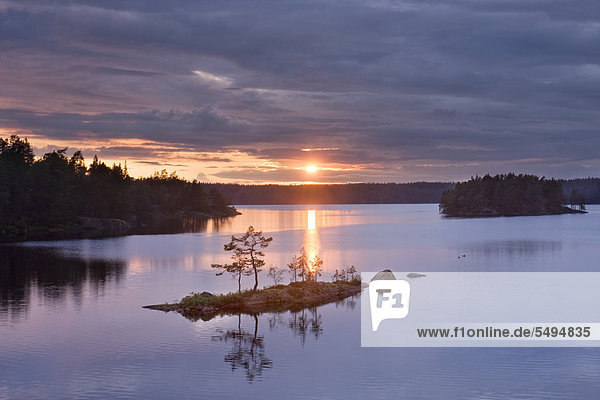 Sonnenuntergang am See Stora Trehörningen Tiveden Nationalpark Schweden Skandinavien Europa