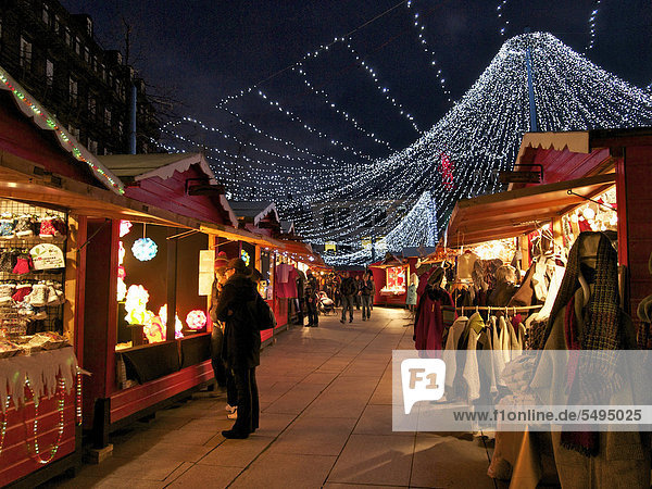 Weihnachtsmarkt in Clermont-Ferrand  Auvergne  Frankreich  Europa