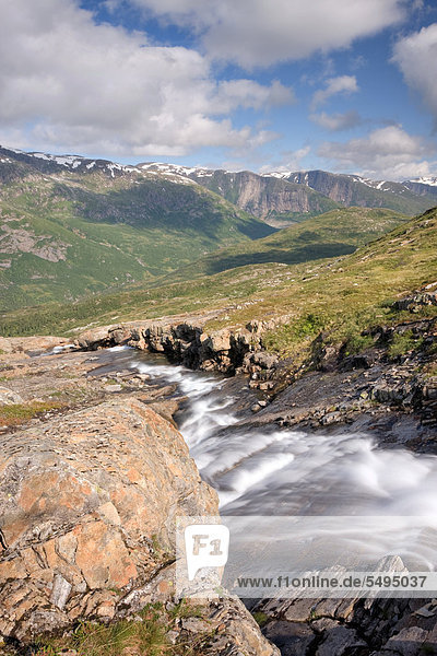 Gebirgsbach in Blakkådal  Blakkadal Tal  Saltfjellet-Svartisen-Nationalpark  Provinz Nordland  Norwegen  Skandinavien  Europa