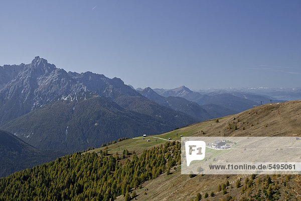 Der Berg Helm  Monte Elmo  2434 m  hinten der Birkenkofel  Croda dei Baranci  2943 m  Sextener oder Sextner Dolomiten  Italien  Europa