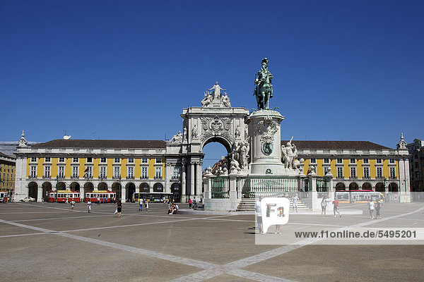 Equestrian statue of King Joseph I  with Arco da Rua Augusta  Praça  Praca  Praca do Comercio  Baixa  Lisbon  Portugal  Europe