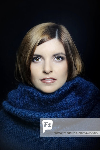 Junge Frau mit Rollkragen-Pullover  Portrait