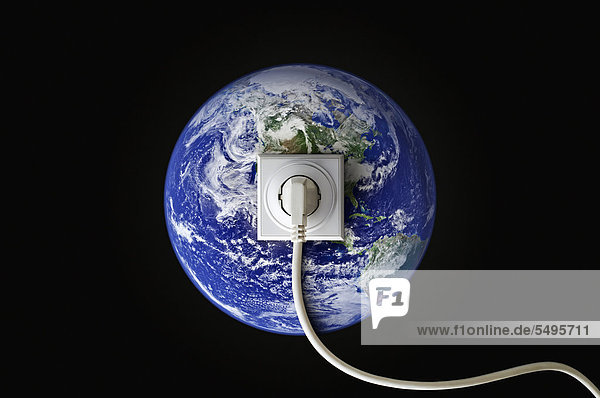 Der Planet Erde  mit einem Stromkabel verbunden  Symbolbild