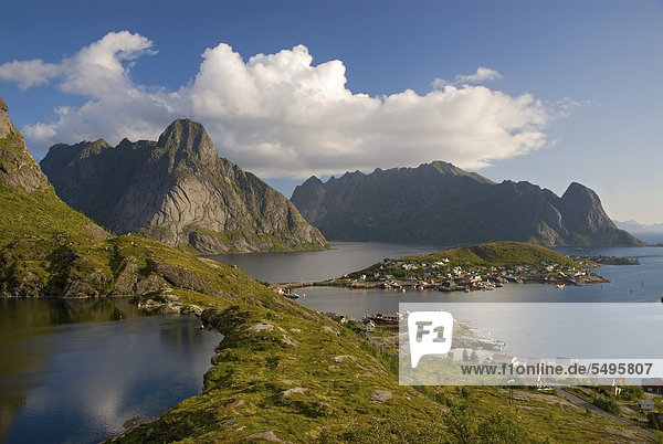 Küste und Berge  Reine  Insel Moskenes¯y  Moskenesoy  Lofoten  Nordland  Norwegen  Europa