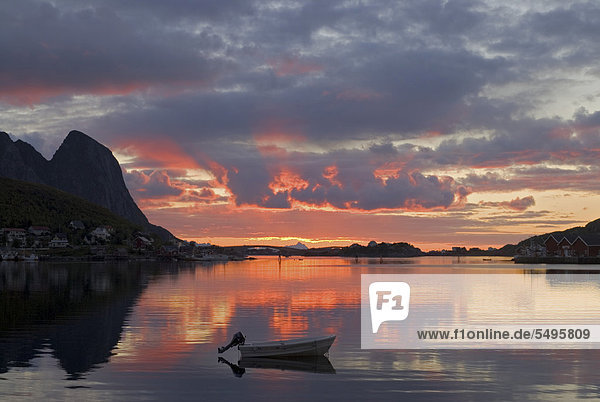 Sonnenaufgang mit kleinem Boot in der Nähe von Reine  Insel Moskenes¯y  Moskenesoy  Lofoten  Nordland  Norwegen  Europa