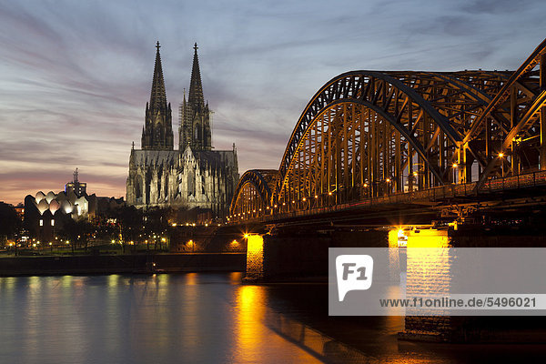 Beleuchtete Hohenzollernbrücke über dem Rhein  Kölner Dom  Philharmonie  Köln  Rheinland  Nordrhein-Westfalen  Deutschland  Europa  ÖffentlicherGrund