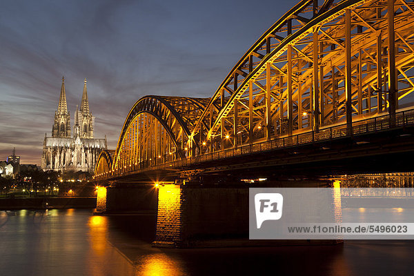 Beleuchtete Hohenzollernbrücke über dem Rhein  Kölner Dom  Köln  Rheinland  Nordrhein-Westfalen  Deutschland  Europa  ÖffentlicherGrund