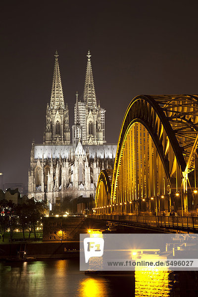 Beleuchtete Hohenzollernbrücke über dem Rhein  Kölner Dom  Köln  Rheinland  Nordrhein-Westfalen  Deutschland  Europa  ÖffentlicherGrund