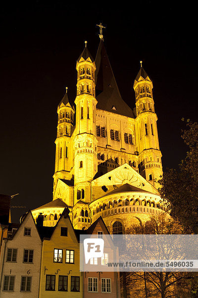 Altstadt am Rheinufer mit Kirche Groß St. Martin  Köln  Rheinland  Nordrhein-Westfalen  Deutschland  Europa  ÖffentlicherGrund