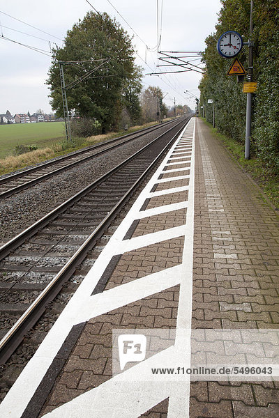 Bahnsteigmarkierung  Sicherheitsabstand für durchfahrende Züge  Bahnsteig  Kamen-Methler  Ruhrgebiet  Nordrhein-Westfalen  Deutschland  Europa