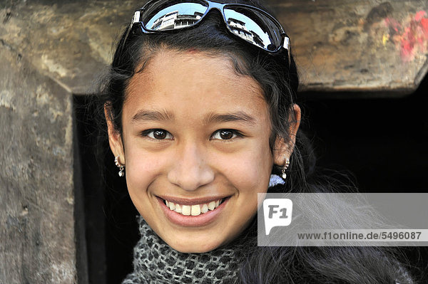 Junge Nepalesin  Porträt  Bhaktapur  UNESCO Weltkulturerbe  Kathmandu  Kathmandutal  Nepal  Asien