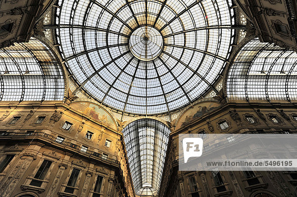 Vittorio Emanuele II Gallerie  Glaskuppel aus der Arkade gesehen  erste überdachte Einkaufspassage der Welt des Architekten Giuseppe Mengoni  1872  Mailand  Milano  Lombardei  Italien  Europa  ÖffentlicherGrund
