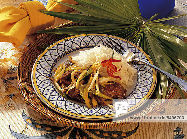 Geschmorte Rindfleischstreifen Thai Art mit Sojasprossen  Lauch und Sellerie an körnigem Reis  Thailand  Rezept gegen Gebühr erhältlich