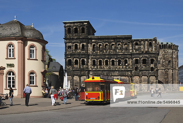 Porta Nigra  Wahrzeichen von Trier und UNESCO Weltkulturerbe  davor die Touristen-Bahn Römer Express  Trier  Rheinland-Pfalz  Deutschland  Europa